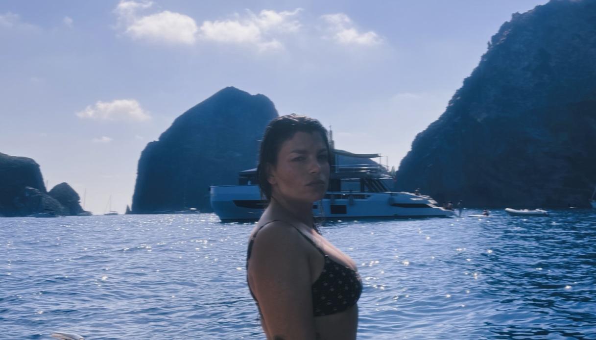 Emma Marrone, il bikini animalier in vacanza a Napoli lascia senza fiato