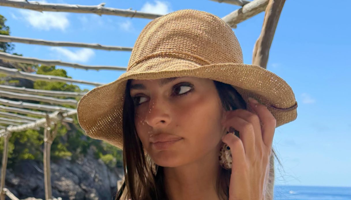 Emily Ratajkowski a Ischia: relax con “L’amica geniale” e il nuovo libro scandalo