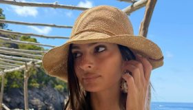 Emily Ratajkowski a Ischia: relax con “L’amica geniale” e il nuovo libro scandalo