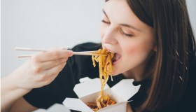 Focolaio di salmonella per noodles, oltre 100 casi in Europa. Le raccomandazioni degli esperti per chi viaggia
