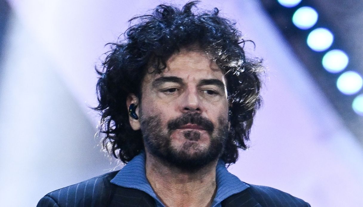 Francesco Renga fatto scendere dal volo: cos’è successo al cantante