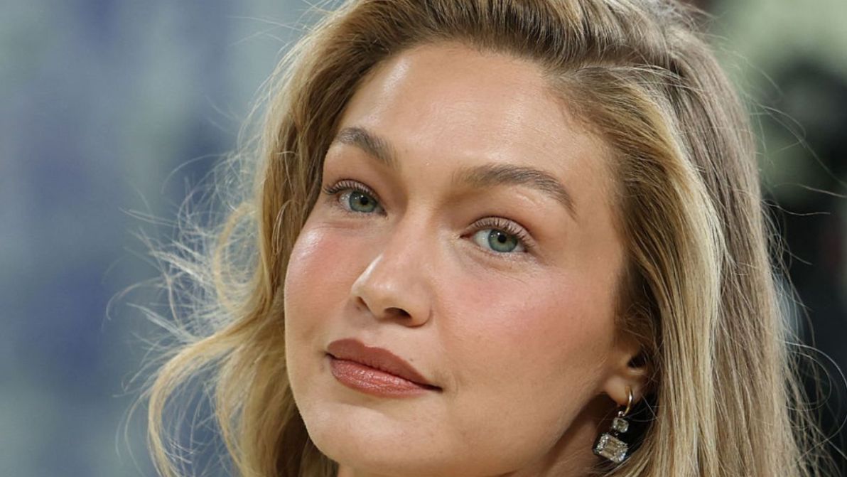 Abbiamo trovato il dupe dell’abito rosa di Gigi Hadid indossato al matrimonio di Taylor Swift ( e costa meno di 50 euro)