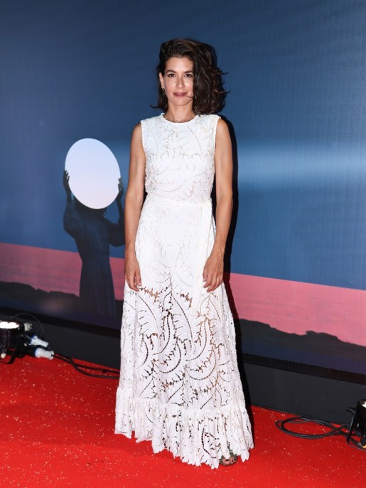 Giulia Michelini premiata al Magna Graecia Film Festival 2026: il suo total white in pizzo è un sogno