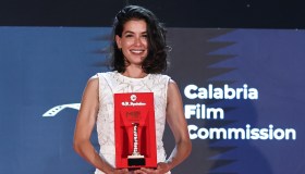 Giulia Michelini premiata al Magna Graecia Film Festival 2026: il suo total white in pizzo è un sogno