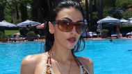 Giulia Salemi sceglie l’accessorio facile dell’estate: i bracciali bangles da indossare da mattina a sera, anche al mare