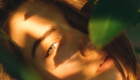 La Golden hour sulla pelle grazie al make-up: tutti i segreti (e i prodotti) per sfoggiare un incarnato abbagliante questa estate