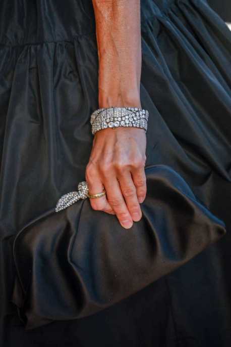 Bracciale e clutch indossati dalla regina Letizia 