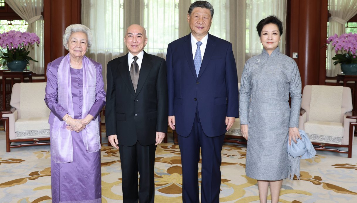 Il Re di Cambogia e la Regina madre Norodom Monineath Sihanouk con il Presidente cinese Xi Jinping e la moglie