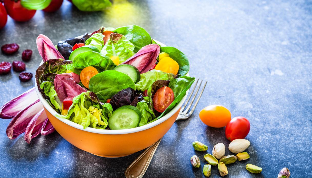 L’errore che rovina la tua insalata estiva (e aggiunge tante calorie)