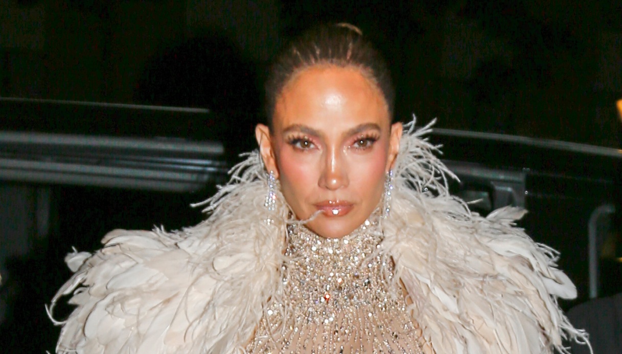 Jennifer Lopez, l’abito (quasi) trasparente e brillante per il compleanno in anticipo a Parigi