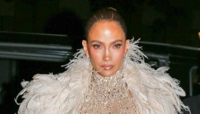 Jennifer Lopez, l’abito (quasi) trasparente e brillante per il compleanno in anticipo a Parigi