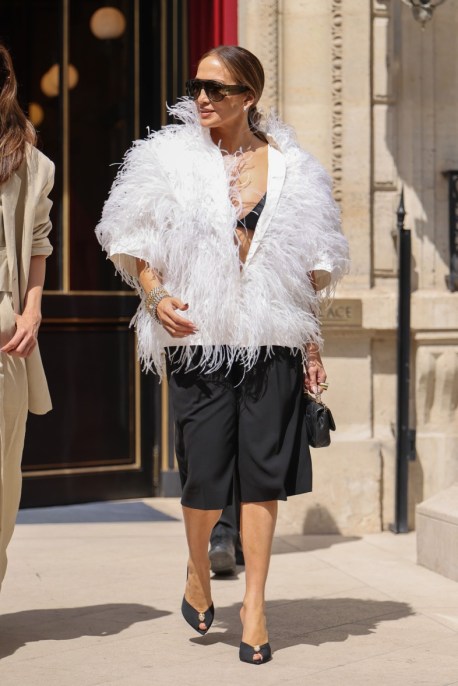 Jennifer Lopez, piume bianche e bermuda alla Paris Haute Couture Fashion Week 2026: una diva