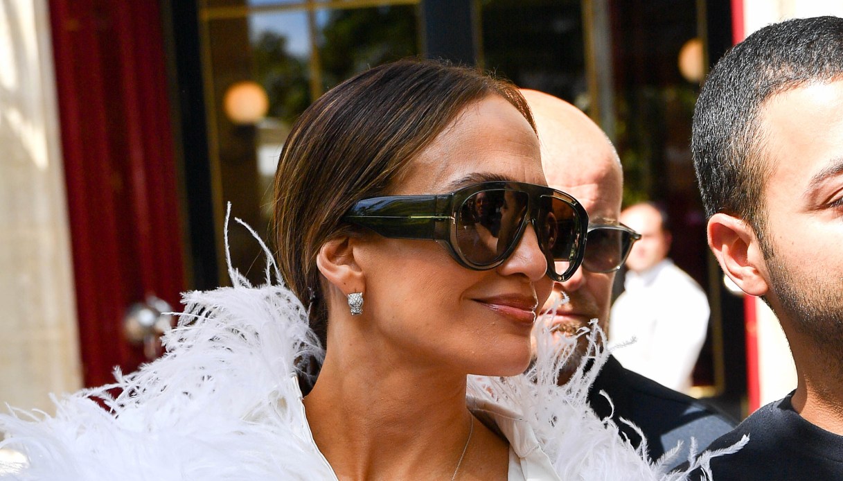 Jennifer Lopez, piume bianche e bermuda alla Paris Haute Couture Fashion Week 2026: una diva