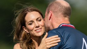 Kate Middleton alla partita di polo con l’abito a scacchi, il bacio con William