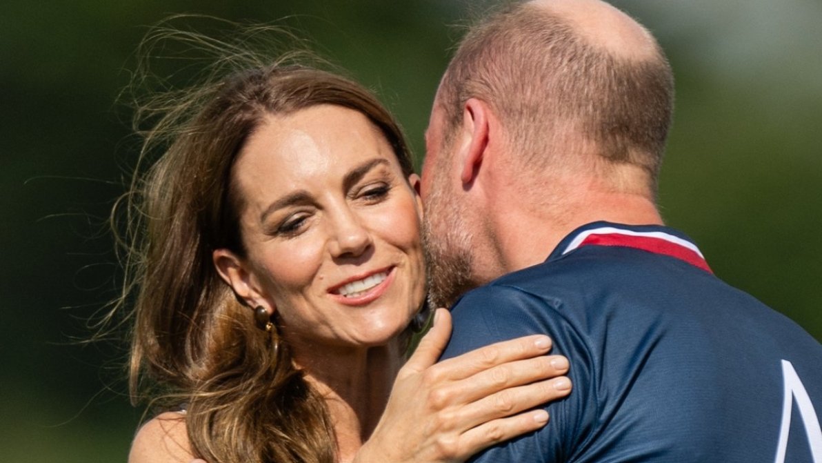 Kate Middleton alla partita di polo con l’abito a scacchi, il bacio con William
