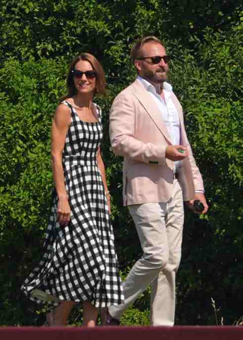 Kate Middleton arriva con l'abito scacchi