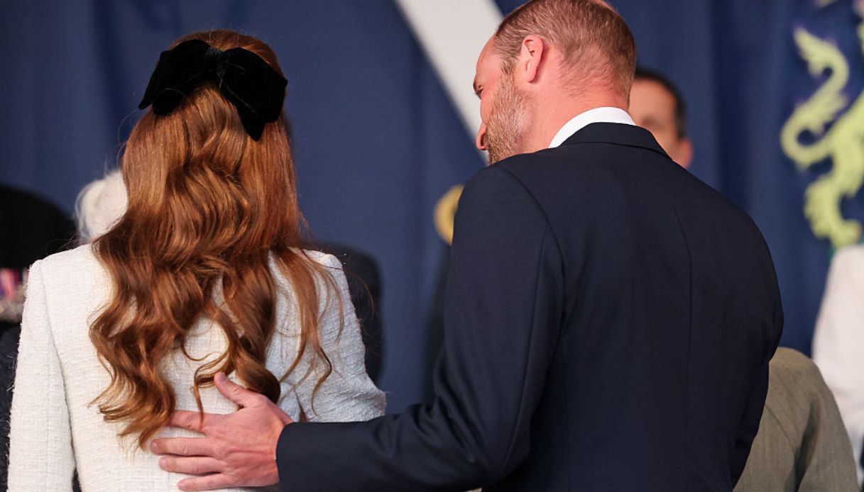 Kate Middleton con capelli sciolti e fiocco