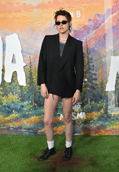 Kristen Stewart, maxi blazer e shorts a Los Angeles: il look mannish che non ti aspetti