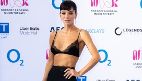 Silver Clef Awards, Lily Allen ruba la scena con l’abito reggiseno in pizzo
