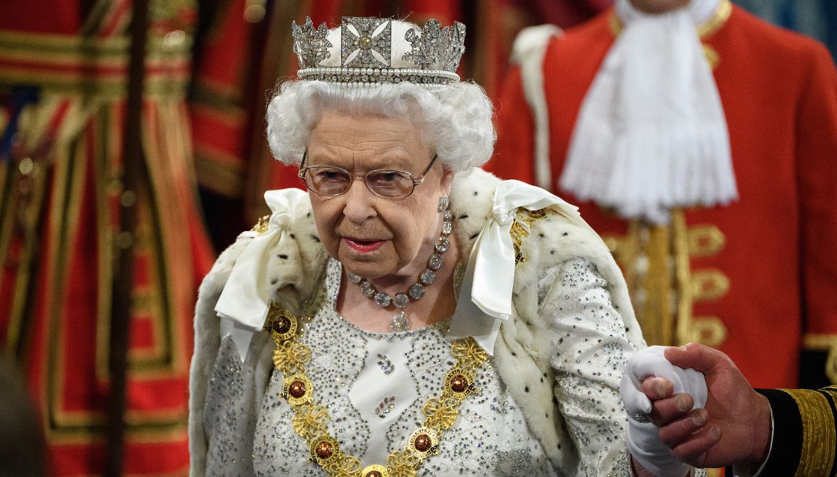 La Regina Elisabetta con il Diadema di Stato di Giorgio IV