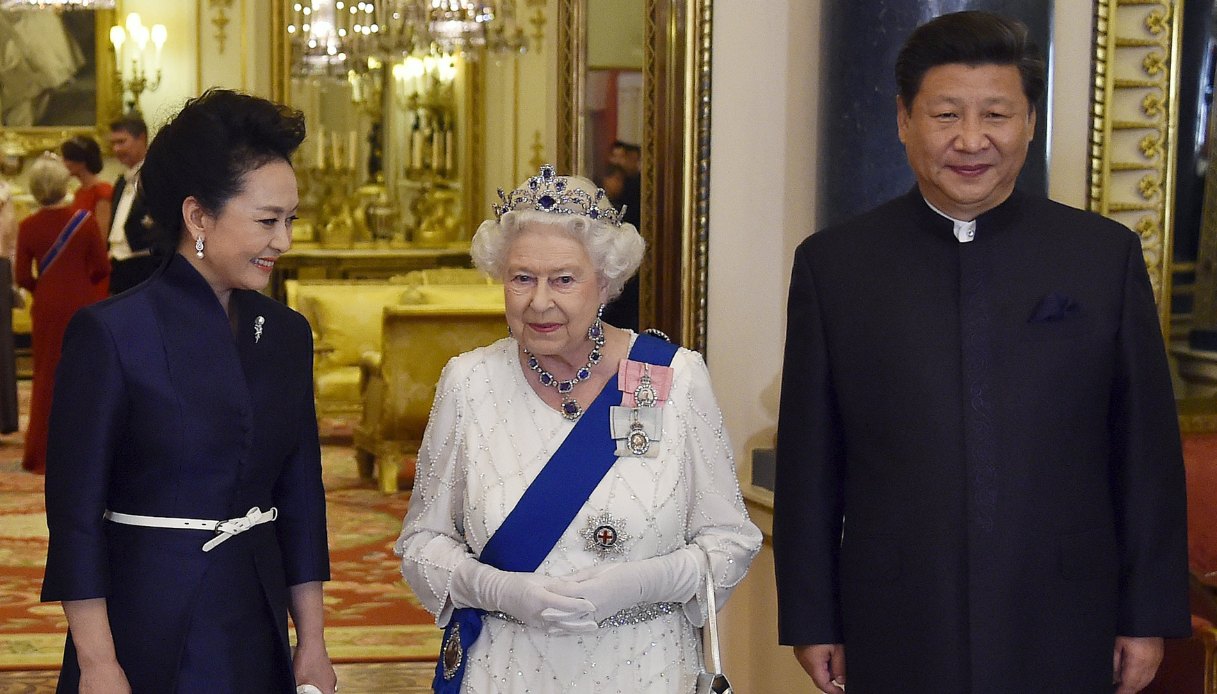 La Regina Elisabetta indossa la Belgian Sapphire Tiara