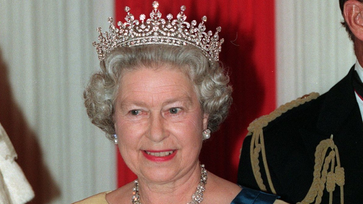 Elisabetta II, le 10 tiare più iconiche della Regina