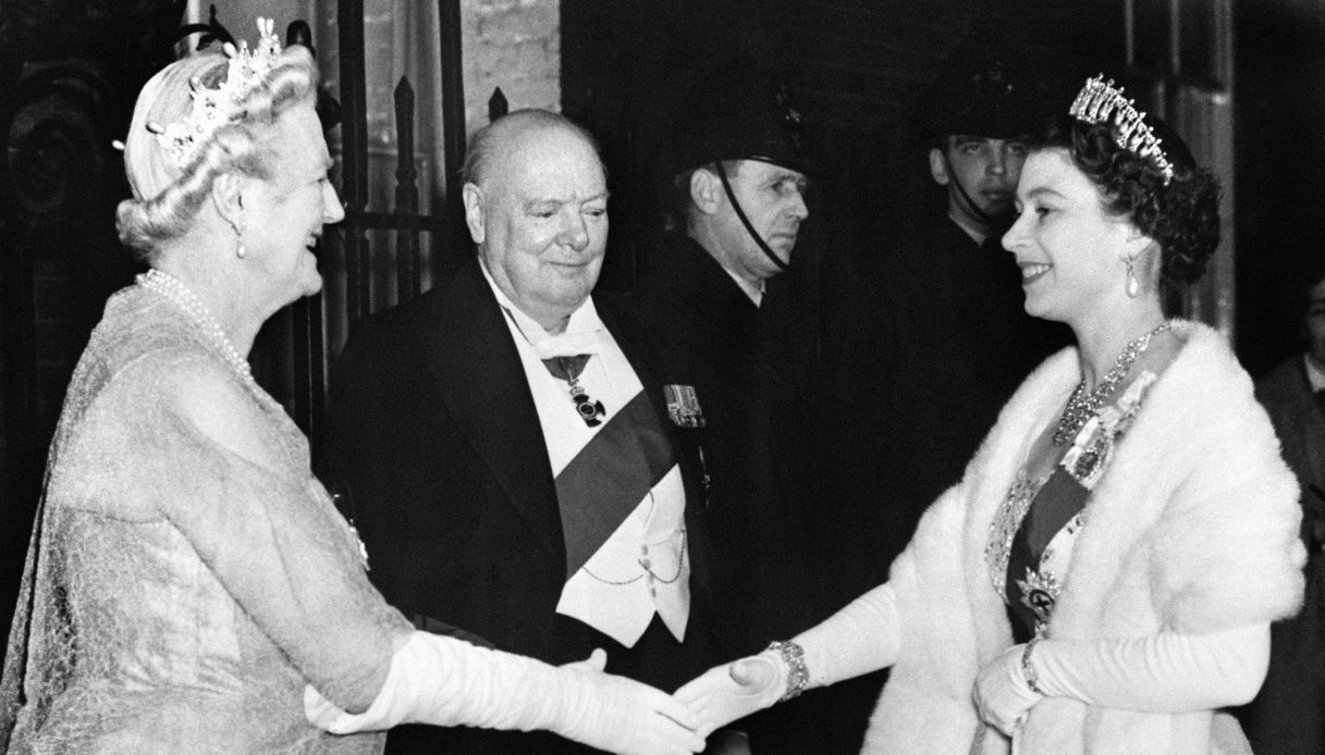 La Regina Elisabetta indossa la Lover's Knot Tiara nel 1955