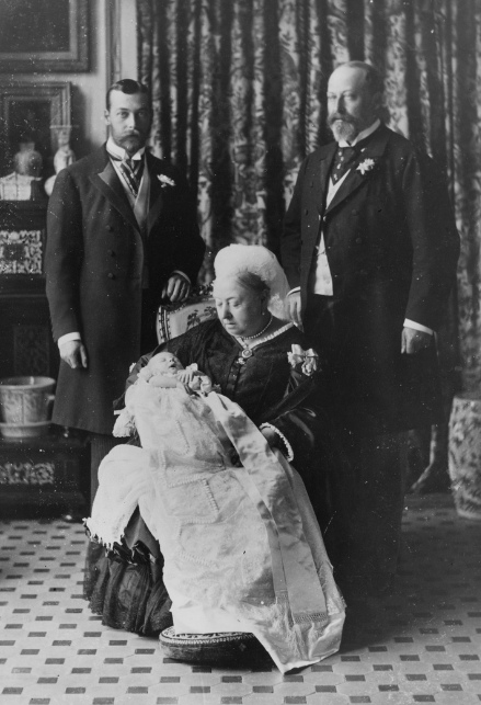 La Regina Vittoria con i futuri sovrani Edoardo VII, Giorgio V ed Edoardo VIII