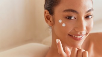La crema viso antiage che idrata, rassoda e minimizza le rughe durante la notte è in sconto a metà prezzo