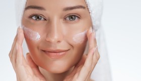 La crema viso in capsule alla vitamina C più amata è in sconto, ed è un boost di idratazione e luminosità per la pelle