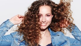 L’arricciacapelli automatico virale che fa la piega mossa in pochi minuti costa solo 30 euro. Fino a venerdì