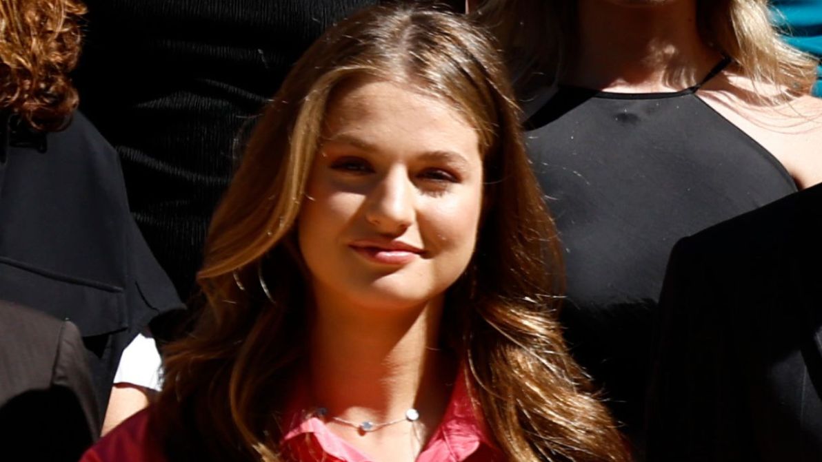 Leonor di Spagna, la camicia a fusciacca è in nuovo trend dell’estate