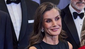 Letizia di Spagna recupera l’abito vintage in taffetà ed è magnifica