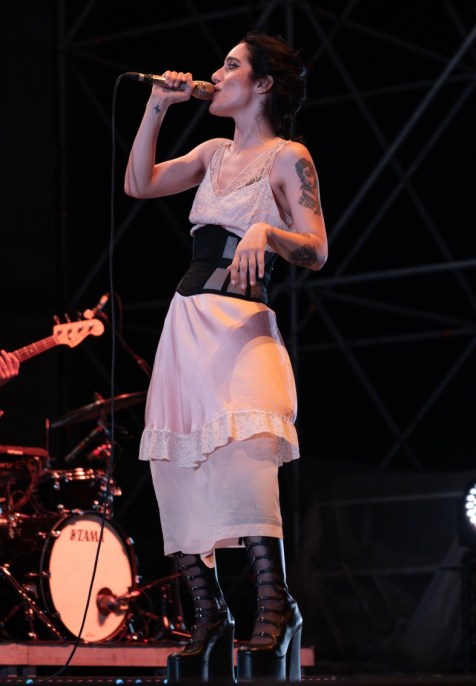 Levante, slip dress e corsetto in concerto: il risultato &egrave; super rock