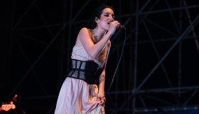 Levante, slip dress e corsetto in concerto: il risultato è super rock