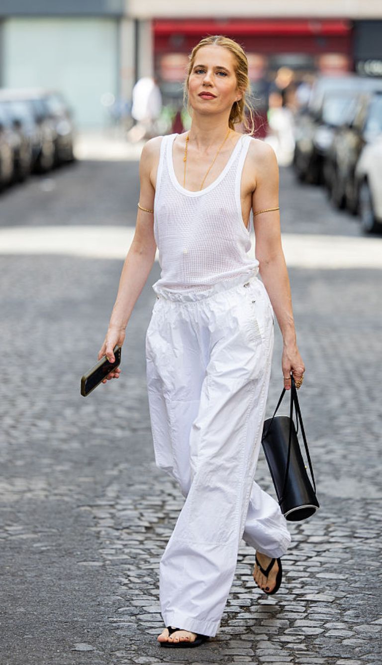 Look con canotta, pantaloni leggeri e infradito
