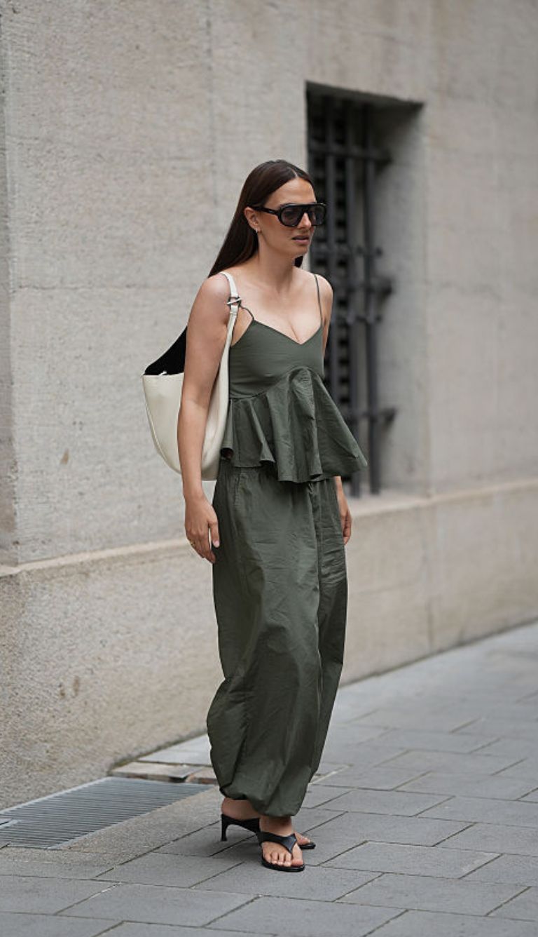 Look con vestito lungo e infradito