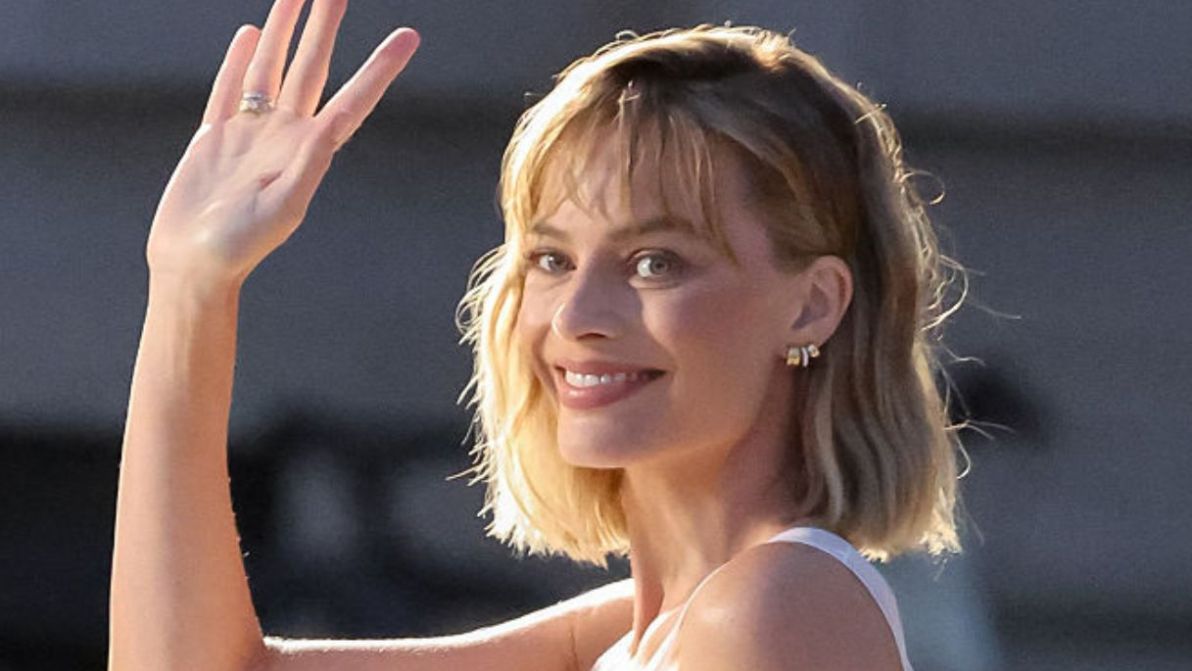 Fresco, romantico e giallo burro: il look parigino in raso di Margot Robbie è il must have dell’estate (anche in versione low cost)