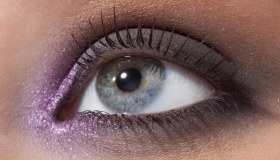 Il mascara grigio è il colpo di scena dell’estate 2026 che ti regala occhi più grandi (e irresistibili): sì, davvero