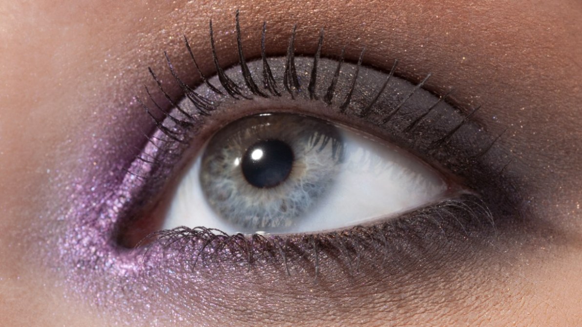 Il mascara grigio è il colpo di scena dell’estate 2026 che ti regala occhi più grandi (e irresistibili): sì, davvero