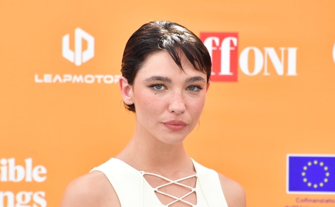 Matilda De Angelis, nuovo taglio corto e total white impeccabile al Giffoni Film Festival 2026