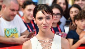 Matilda De Angelis, nuovo taglio corto e total white impeccabile al Giffoni Film Festival 2026