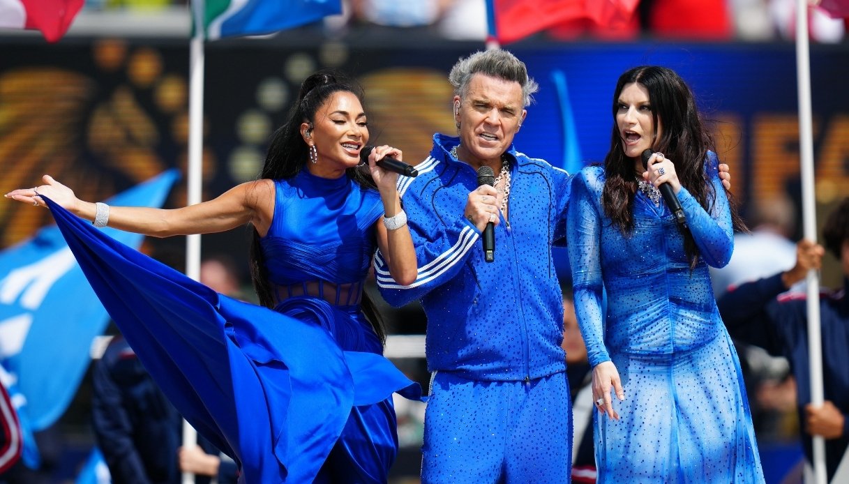 Nicole Scherzinger, Robbie Williams e Laura Pausini alla cerimonia di chiusura dei Mondiali 2026