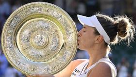 Noskova trionfa a Wimbledon, la vittoria in lacrime dedicata alla mamma scomparsa un anno fa