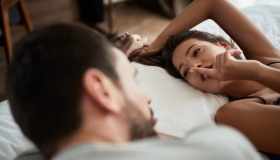 Parlare di sesso è più facile con uno sconosciuto o con il partner di sempre?
