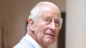 Re Carlo col calzino bucato alla moschea: figuraccia indimenticabile