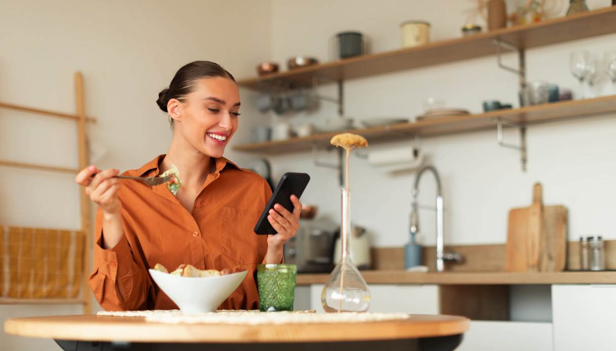 Mangi guardando lo smartphone? Attenzione a quello che guardi