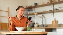 Mangi guardando lo smartphone? Attenzione a quello che guardi