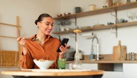 Mangi guardando lo smartphone? Attenzione a quello che guardi