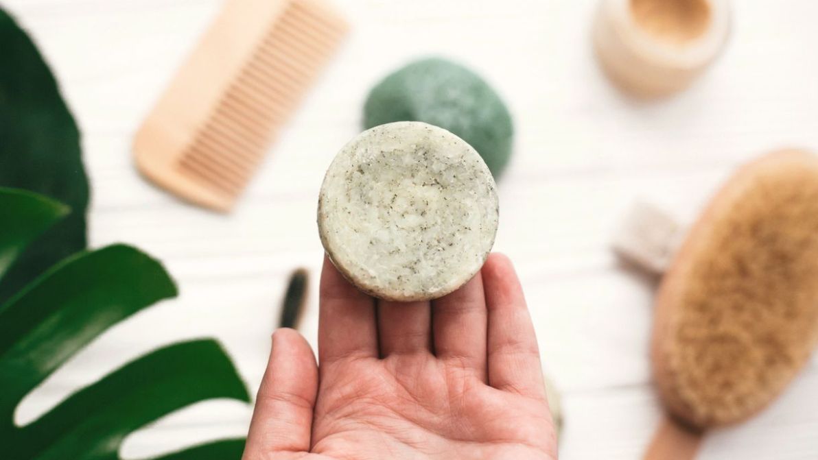 Con lo shampoo solido avrai capelli sempre puliti in vacanza e volerai senza pensieri